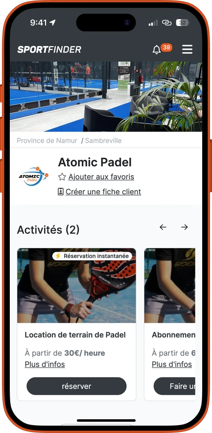 L'application SportFinder sur iPhone : la page du club Atomic Padel et ses activités réservables