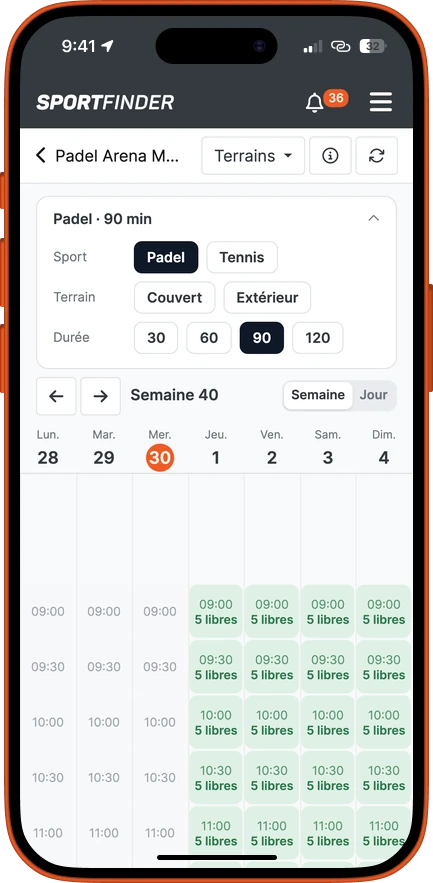 Écran de l'app : le calendrier de réservation d'un club sur une semaine, filtré sur le padel en 90 minutes, chaque case indiquant le nombre de terrains libres