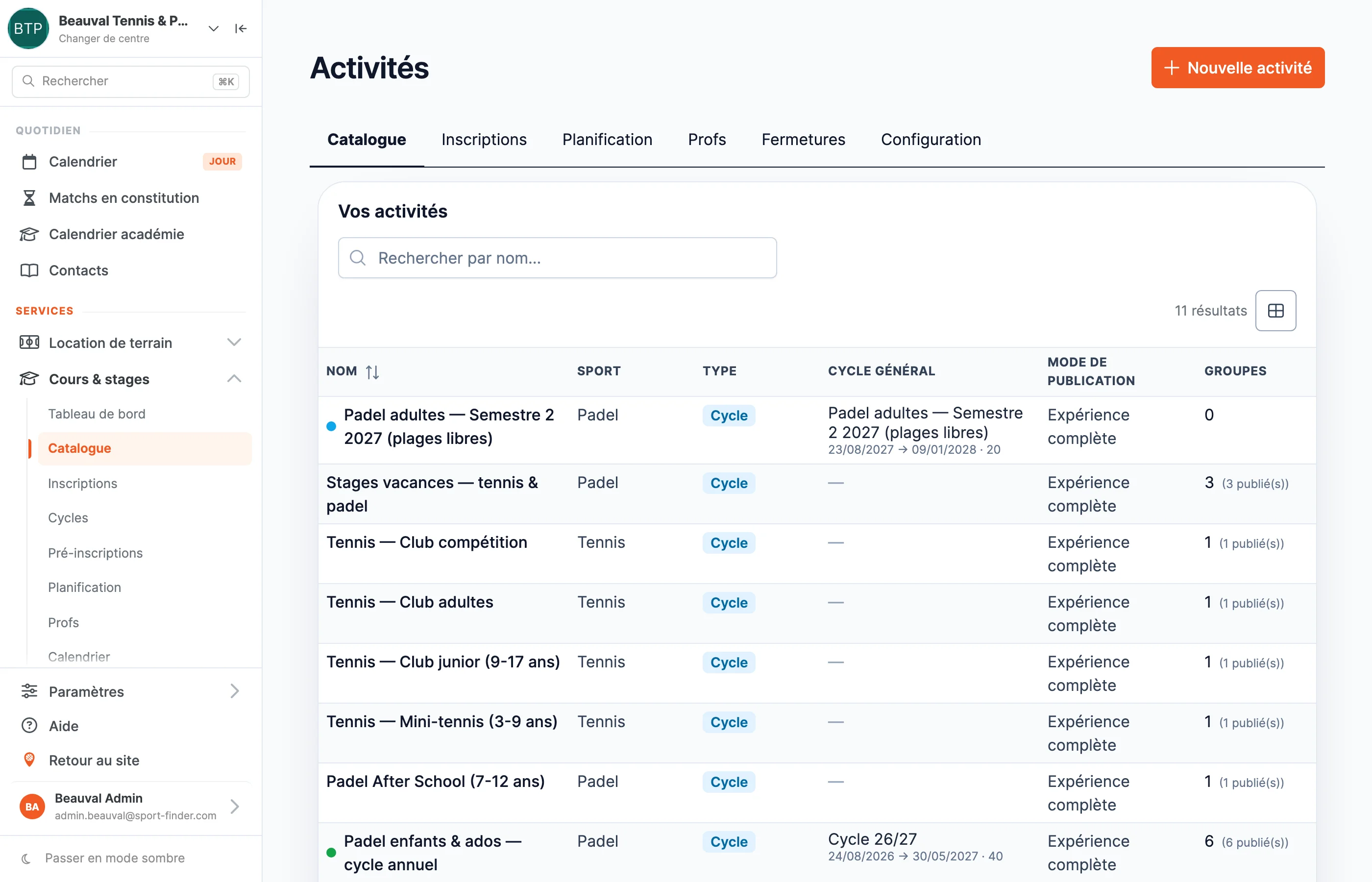 Le catalogue d'activités dans SportFinder : onze activités tennis et padel, avec leur sport, leur type, leur cycle et leur nombre de groupes publiés